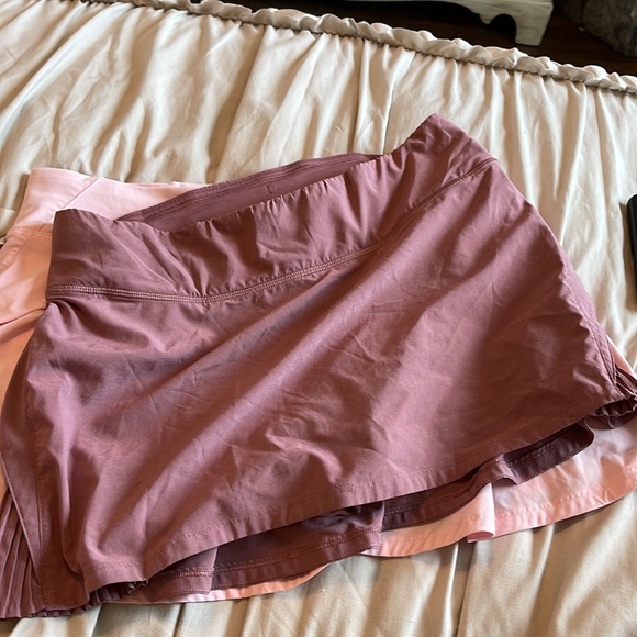 Lulu lemon skirt with ruffles - Picture 3 of 3